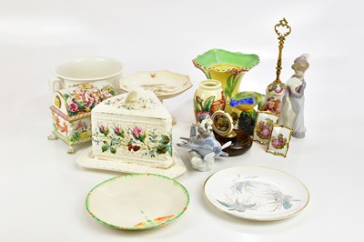 Lot 900 - A collection of assorted ceramics including...