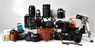 Lot 174 - A collection of vintage cameras and...