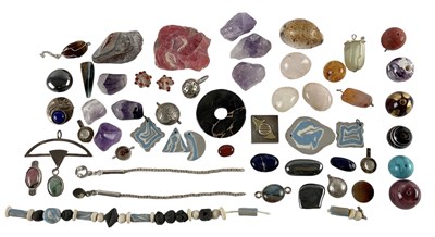 Lot 1358 - A small quantity of assorted hardstone and...