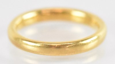 Lot 1267 - A 22ct yellow gold wedding band, size H/I,...