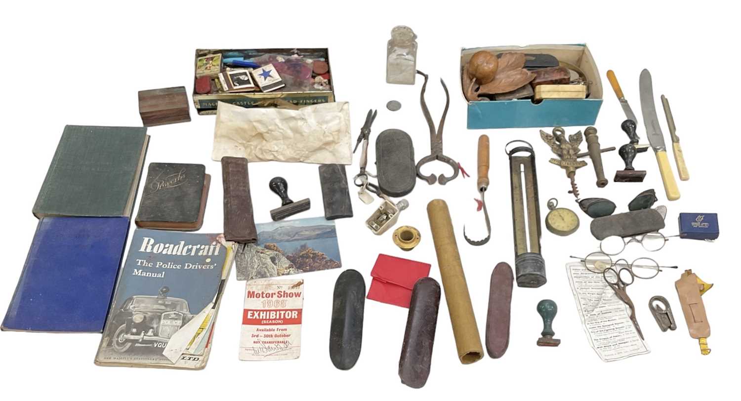 Lot 374 - A quantity of collectors' items including