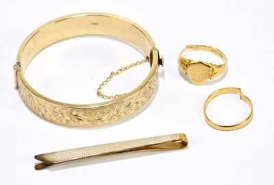 Lot 1273 - A 9ct yellow gold hinged snap bangle with...