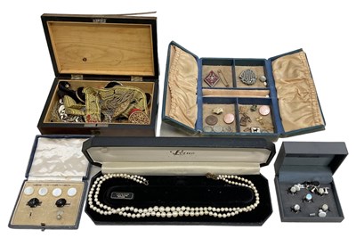 Lot 1348 - A small quantity of costume jewellery...