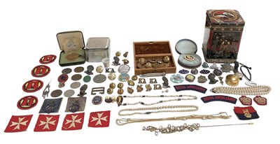 Lot 395 - A collection of military badges, buttons, cup...