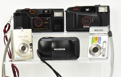 Lot 182 - Five modern pocket cameras, comprising a Canon...