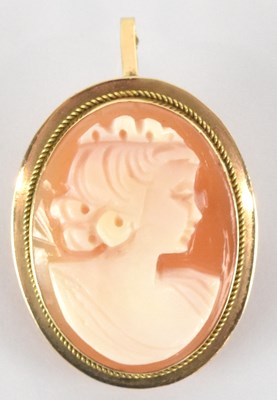 Lot 1365 - A 9ct yellow gold cameo pendant/brooch, 2.5 x...