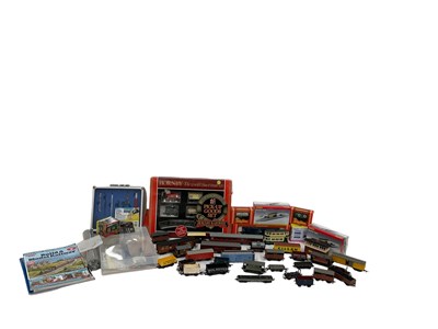 Lot 584 - HORNBY; various boxed buildings, platforms,...