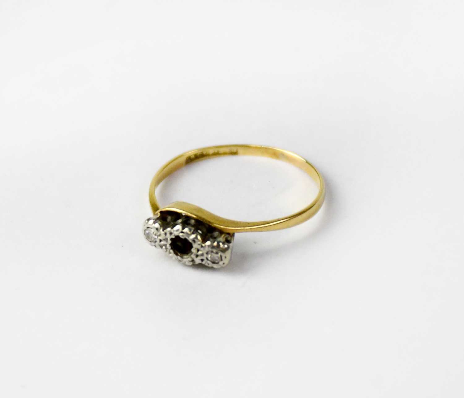 Lot 769 - An 18ct yellow gold crossover ring