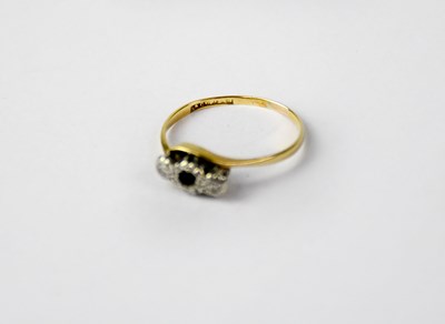 Lot 769 - An 18ct yellow gold crossover ring