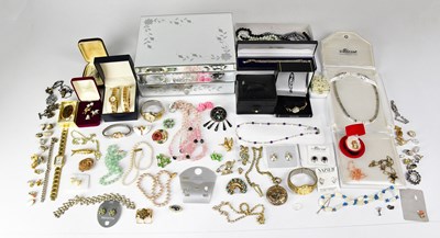 Lot 655 - A quantity of various costume jewellery...