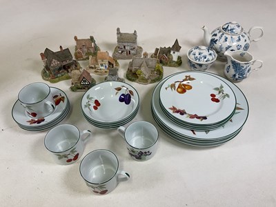 Lot 186 - ROYAL WORCESTER; a quantity of tea and dinner...