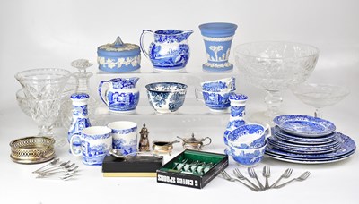 Lot 256 - A mixed lot of ceramics, glass and...