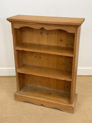 Lot 863 - A pine bookcase with two shelves, height 90cm,...