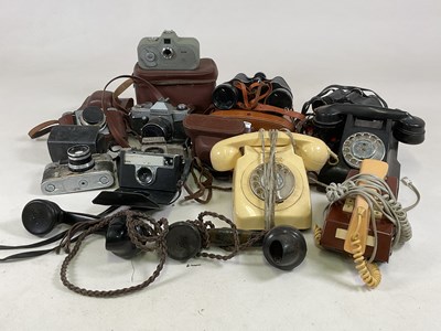 Lot 90 - A quantity of cameras, including Kodak and...