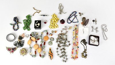 Lot 651 - A small quantity of costume jewellery to...