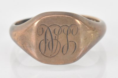 Lot 1340 - A 9ct yellow gold signet ring, size R, approx...