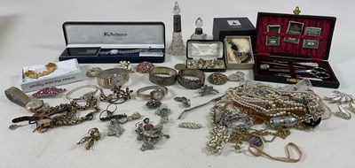 Lot 1079 - An interesting mixed collection of jewellery...