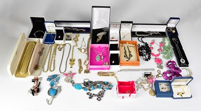 Lot 652 - A collection of costume jewellery to include...