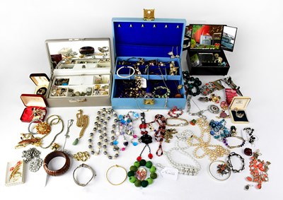 Lot 653 - A collection of costume jewellery to include...