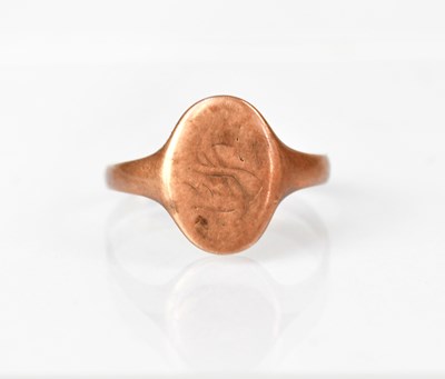 Lot 611 - A 9ct gold signet ring, with indistinct...