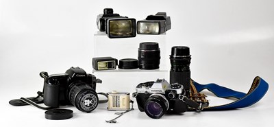 Lot 408 - A collection of cameras to include a cased...