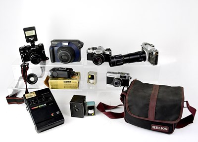 Lot 476 - A collection of film cameras