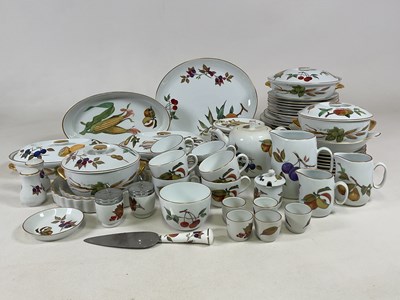 Lot 191 - ROYAL WORCESTER; a quantity of dinner and tea...