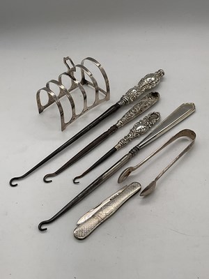 Lot 1489 - A George V hallmarked silver simple toast rack,...