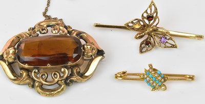 Lot 1065 - A 9ct yellow gold butterfly set bar brooch,...