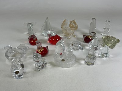 Lot 259 - Eighteen glass animals, including Royal...