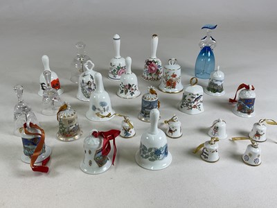 Lot 221 - A quantity of decorative ceramic and glass...