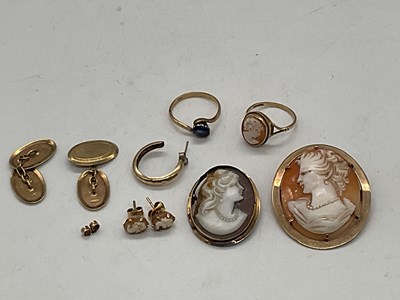 Lot 1300 - A small group of predominantly 9ct gold...