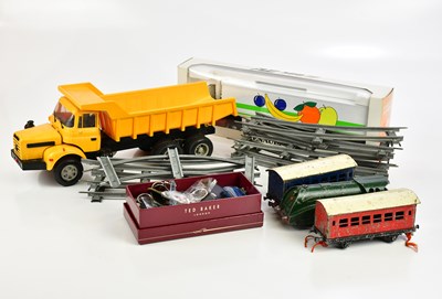 Lot 745 - An 00 gauge SNCF locomotive, with two...