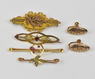 Lot 1077 - Four 9ct yellow gold bar brooches and a pair...