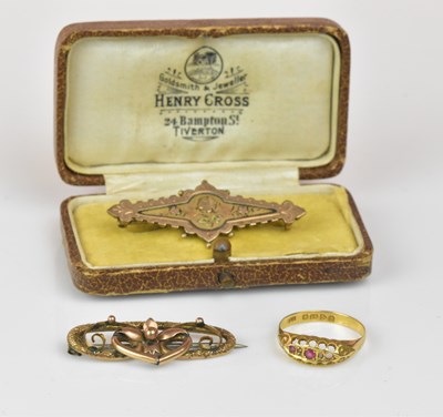 Lot 1239 - Two 9ct yellow gold brooches, combined approx...