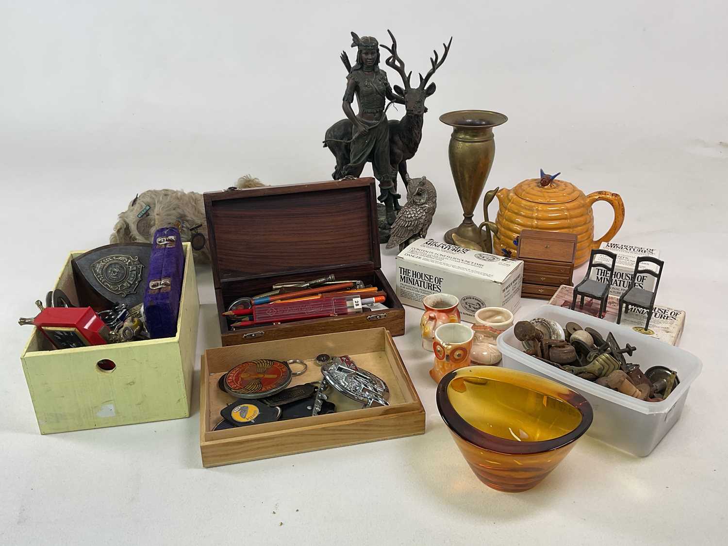 Lot 6 - A large collection of collectors' items