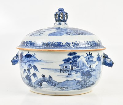 Lot 1027 - A Chinese blue and white export ware circular...