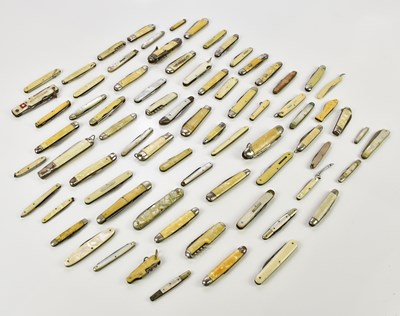 Lot 414 - A large collection of pen/pocket knives...