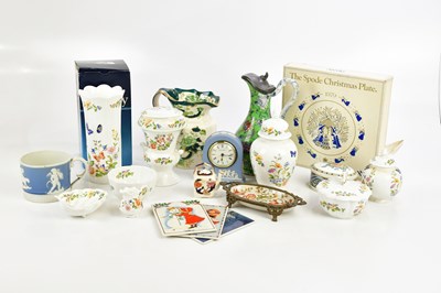 Lot 906 - A mixed lot of ceramics including Spode,...