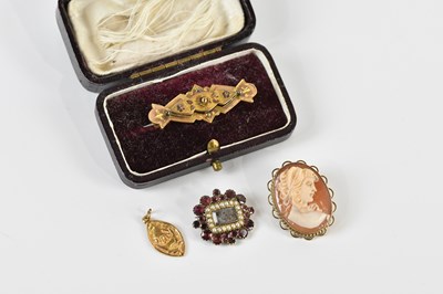 Lot 1262A - A 9ct yellow gold mounted cameo type brooch, a...