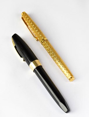 Lot 553 - A Parker fountain pen with gold nib and a...