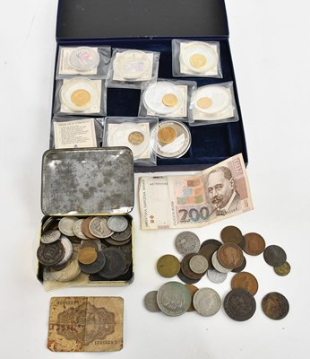 Lot 581 - A collection of coins including commemorative...