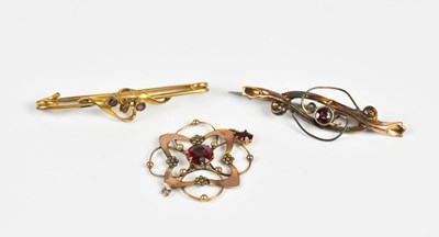 Lot 1260 - Two 9ct yellow gold brooches and a 9ct yellow...