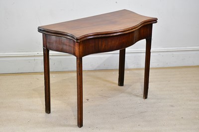 Lot 189 - A 19th century mahogany serpentine front...