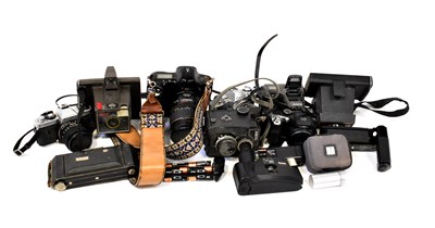 Lot 470 - A collection of cameras