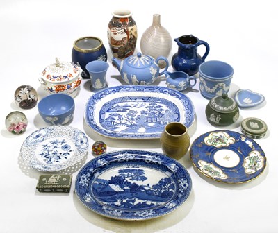 Lot 602 - A collection of decorative ceramic and glass...