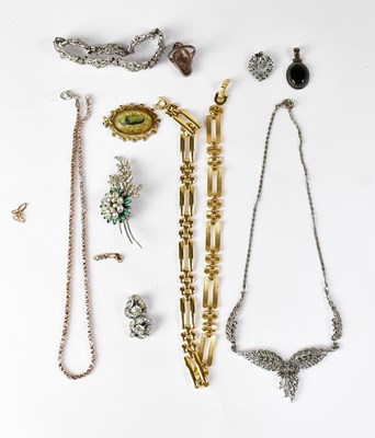 Lot 806 - A small quantity of costume jewellery...