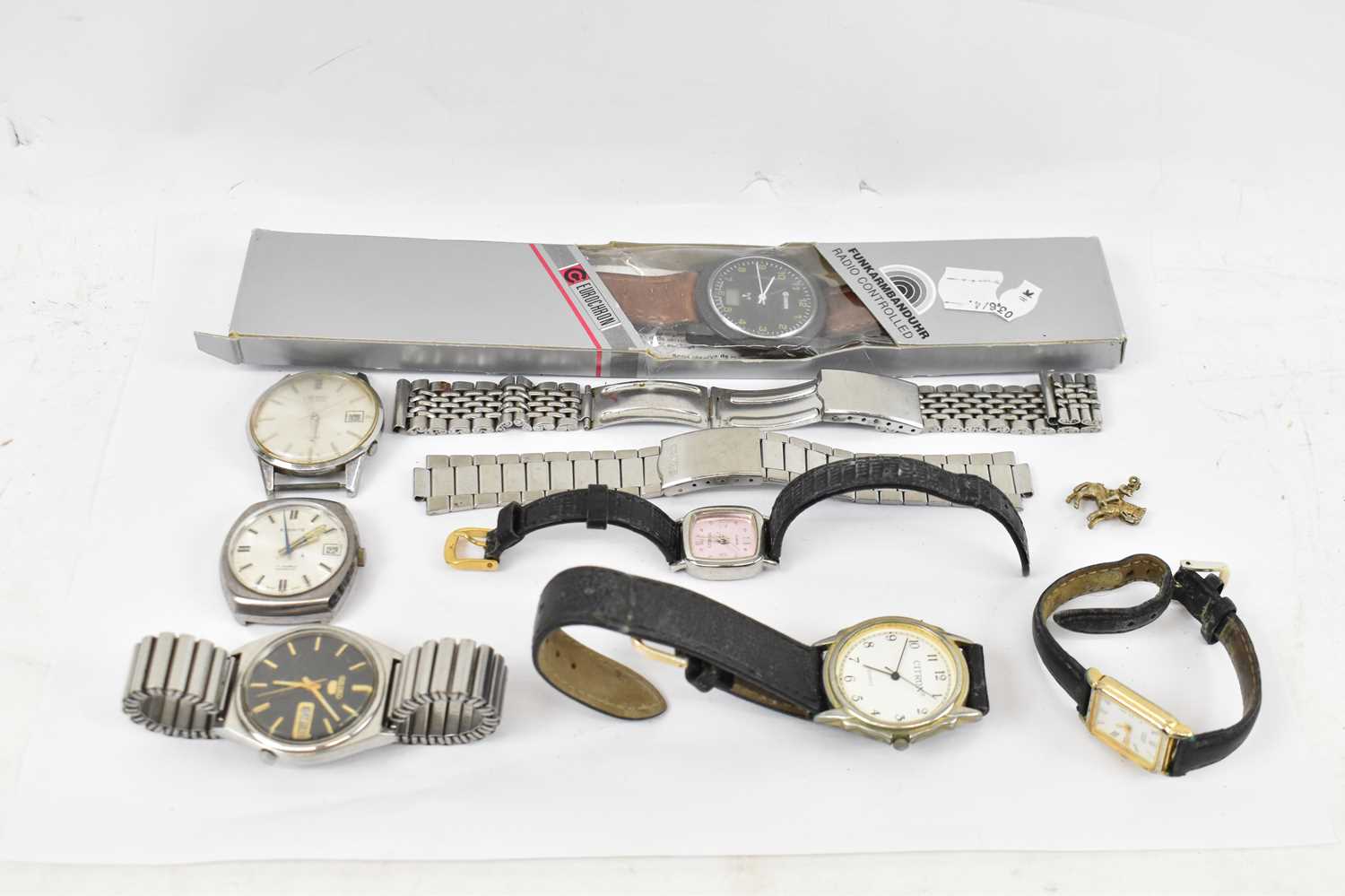 Lot 785 - Six assorted gentleman's and lady's watches on...