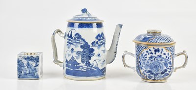 Lot 1033 - A circa 1800 Chinese blue and white export...