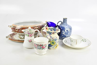 Lot 537 - A mixed collection of decorative ceramics...